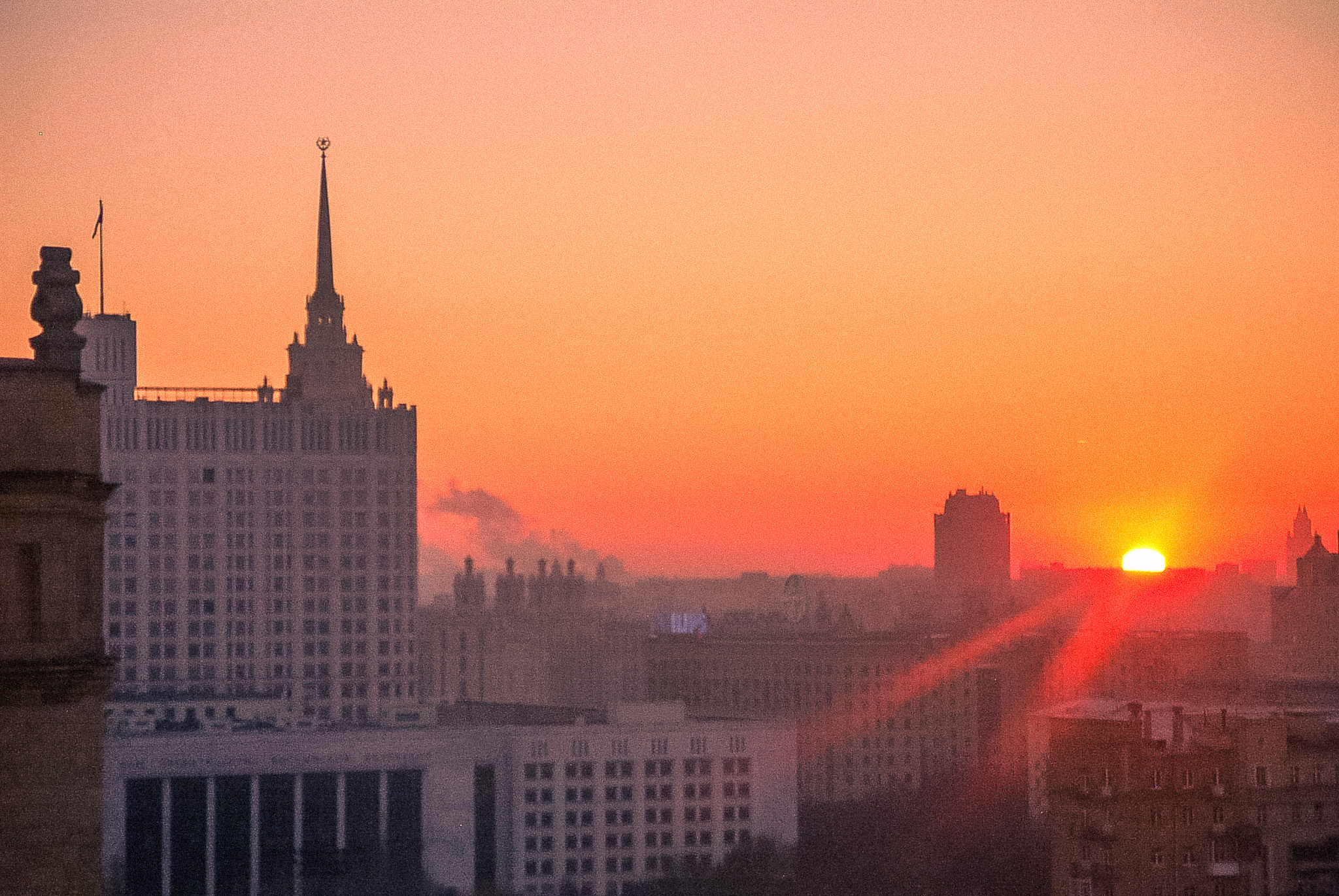 Das weisse Haus. Das russische Parlament. Blick von meinem Zimmer 2003. Heute stehen da hinten Wolkenkratzer mit 365m Höhe.